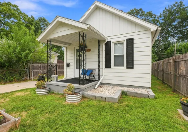2nd image of 1975 Pearl Ave, Warren, MI 48091 | MLS# 81026041702