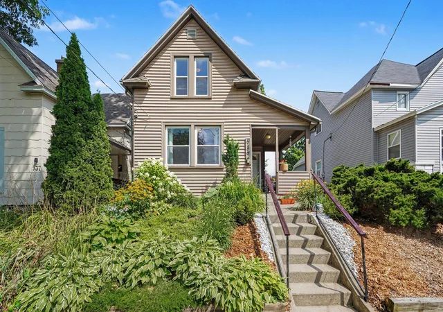 Photo 1 of Sale Pending at 939 Sigsbee St Se, Grand Rapids, MI 49506 | MLS# 65026041713 | Listing updated on 2026-09-08