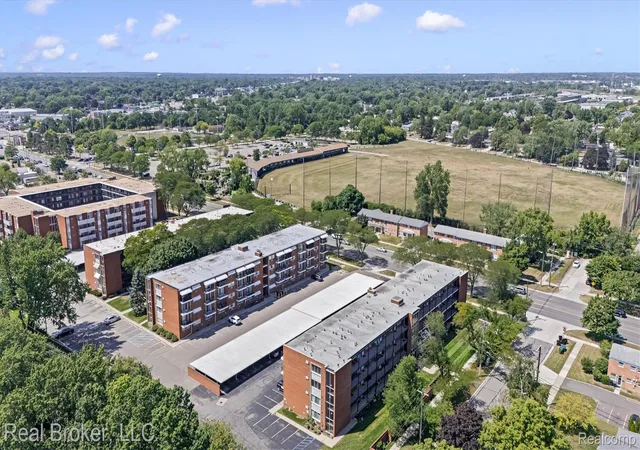 Listing Photo 2 - Condo for sale in building located at 2915 W 13 Mile Rd, Royal Oak, MI 48073 - Unit #207