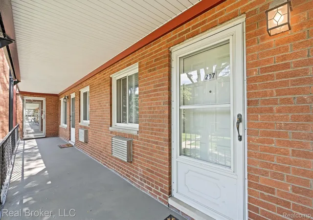 Photo 2 of House for sale at 2915 W 13 Mile Rd #207, Royal Oak, MI 48073 | MLS# 20261063071 | Listing updated on 2026-08-29