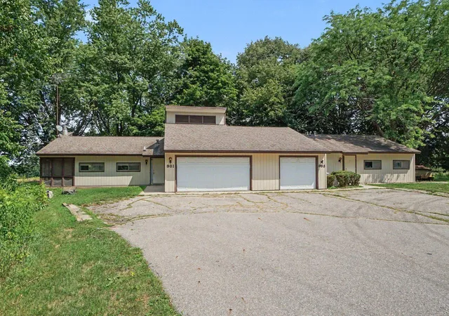 2nd image of 983 Meadowbrook Dr, Mount Pleasant, MI 48858 | MLS# 79080072171