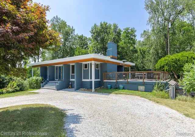 3rd image of 9561 Ute Pointe Dr, Clarkston, MI 48346 | MLS# 20261063076