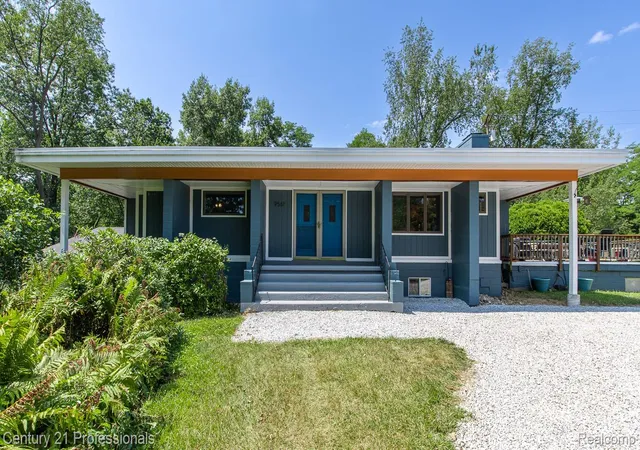 4th image of 9561 Ute Pointe Dr, Clarkston, MI 48346 | MLS# 20261063076