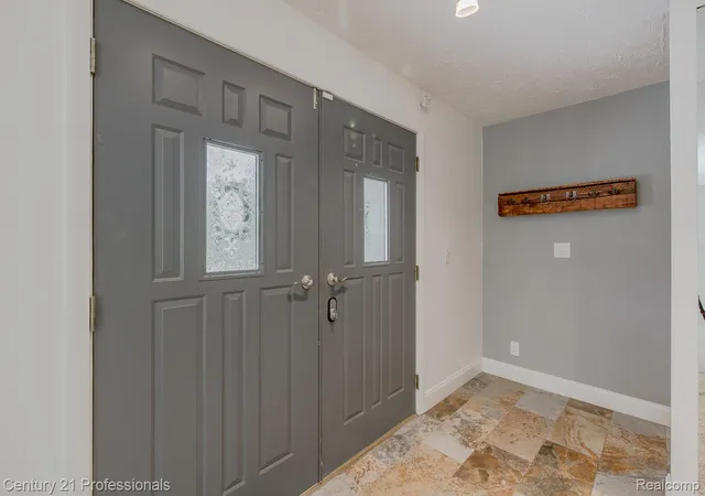 5th image of 9561 Ute Pointe Dr, Clarkston, MI 48346 | MLS# 20261063076