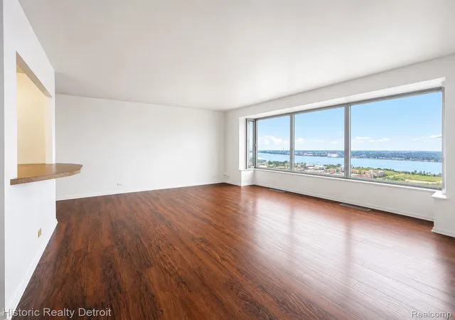 Listing Photo 4 - Condo for sale in 1300 Lafayette East Cooperative located at 1300 E Lafayette, Detroit, MI 48207 - Unit #2102