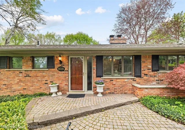 Photo 1 of Sale Pending at 925 Westview Rd, Bloomfield Hills, MI 48304 | MLS# 20261063104 | Listing updated on 2026-09-17
