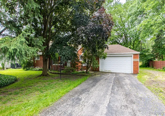 Photo 1 of Single family home for sale at 5511 Wright Dr, Troy, MI 48098 | MLS# 20261063109 | Listing updated on 2026-09-01