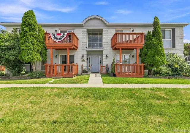 Listing Photo 3 - Condo for sale in building located at 1762 Fort St, Trenton, MI 48183 - Unit #27