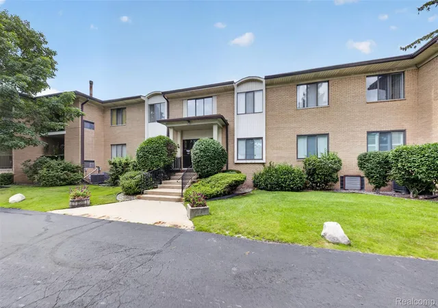 Listing Photo 3 - Condo for sale in building located at 31915 W 14 Mile Rd, Farmington Hills, MI 48334
