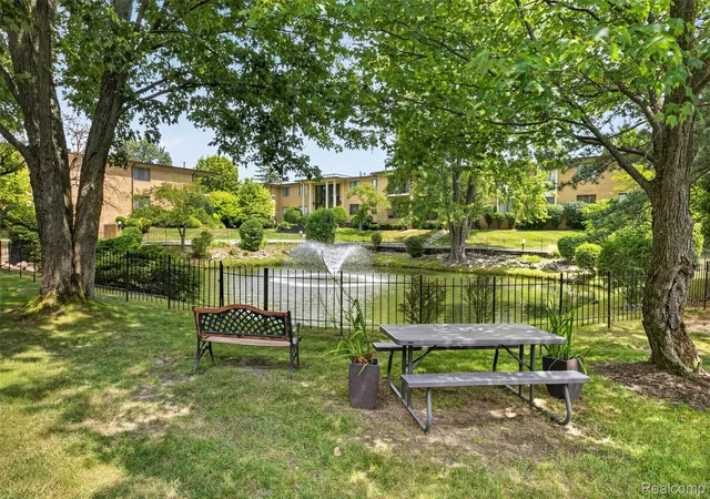 Listing Photo 4 - Condo for sale in building located at 31915 W 14 Mile Rd, Farmington Hills, MI 48334