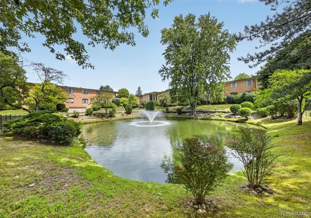 Listing Photo 5 - Condo for sale in building located at 31915 W 14 Mile Rd, Farmington Hills, MI 48334