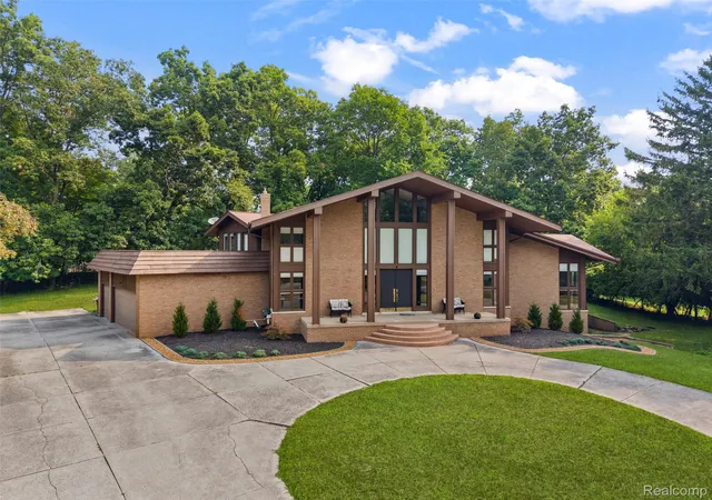 Photo 2 of Single family home for sale at 4994 Lake Blf Rd, West Bloomfield, MI 48323 | MLS# 20261063128 | Listing updated on 2026-09-04