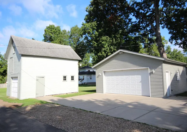 3rd image of 208 S Michigan Ave, Vicksburg, MI 49097 | MLS# 66026041754