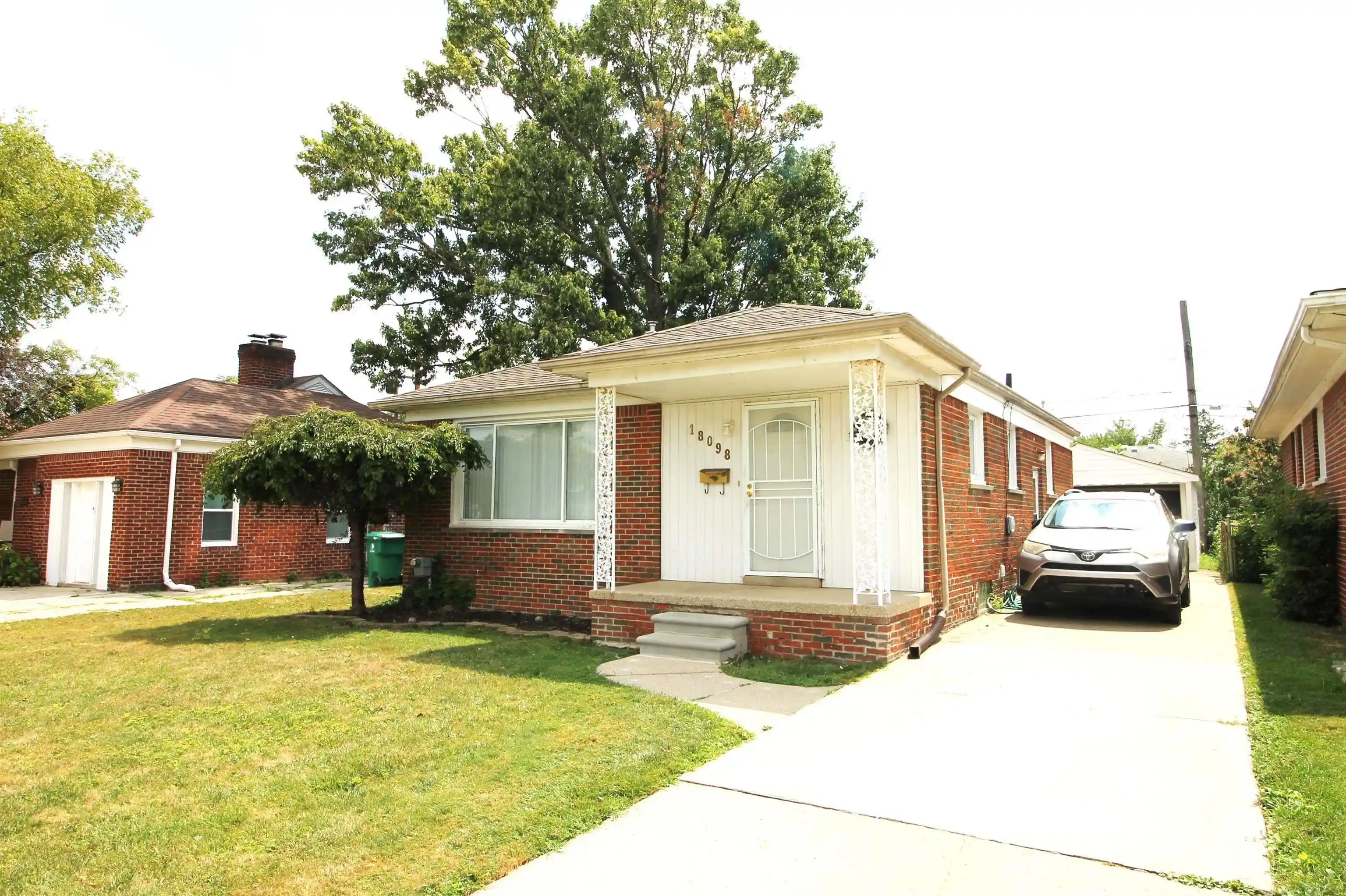 Photo 1 of Single family home for sale at 18098 Oak Ave, Eastpointe, MI 48021 | MLS# 58050218022 | Listing updated on 2026-09-23