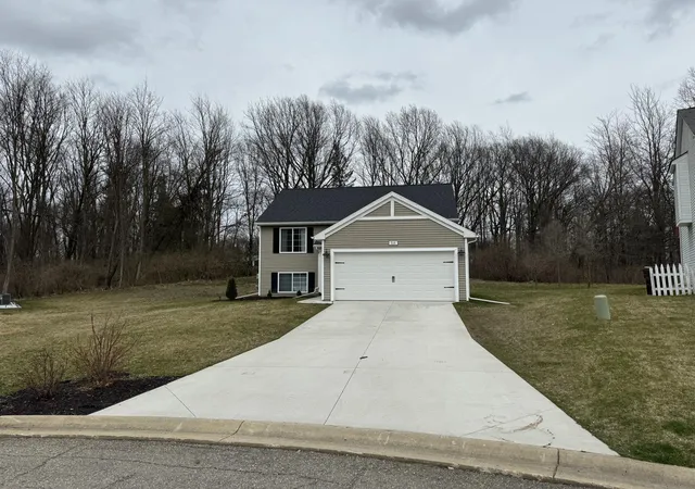 Photo 2 of Single family home for sale at 516 Macdonough St, Jackson, MI 49201 | MLS# 55026041758 | Listing updated on 2026-09-02