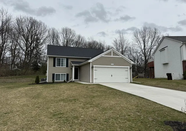 Photo 3 of Single family home for sale at 516 Macdonough St, Jackson, MI 49201 | MLS# 55026041758 | Listing updated on 2026-09-02