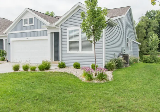 Listing Photo 2 - Condo for sale in building located at 1423 N Vlg Cir, Kalamazoo, MI 49009