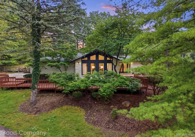 Photo 1 of Sale Pending at 6733 Bloomfield Ln, West Bloomfield, MI 48322 | MLS# 20261063169 | Listing updated on 2026-09-15