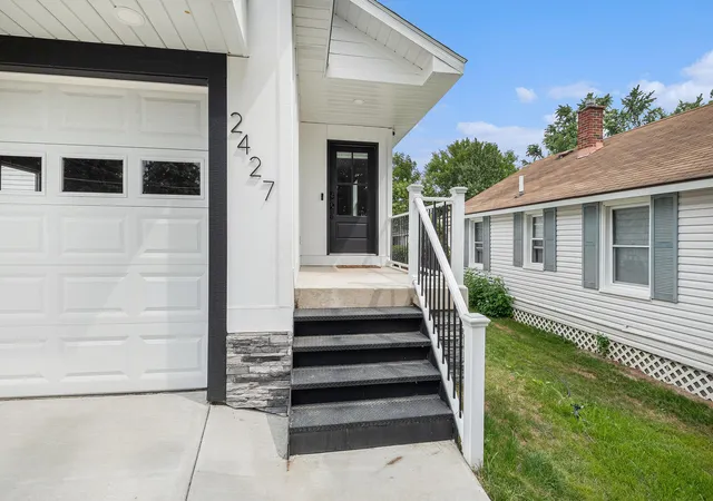 3rd image of 2048 Wyoming Ave Sw, Wyoming, MI 49519 | MLS# 65026041775