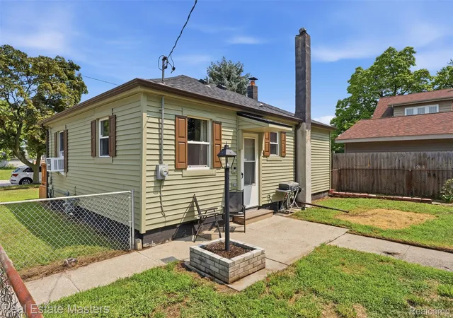 Photo 4 of Single family home for sale at 1014 Cypress St, Port Huron, MI 48060 | MLS# 20261063192 | Listing updated on 2026-08-20