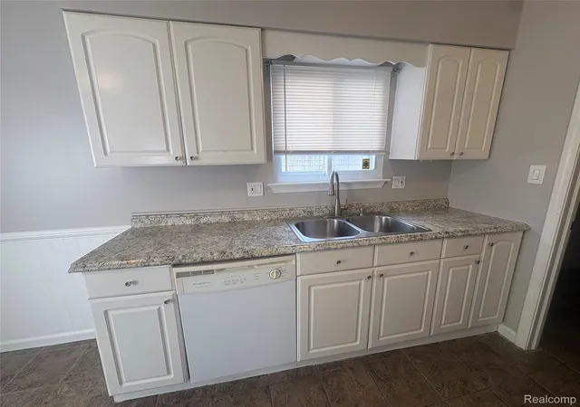 Photo 4 of Single family home for sale at 33 E Brockton Ave, Madison Heights, MI 48071 | MLS# 20261063197 | Listing updated on 2026-09-22