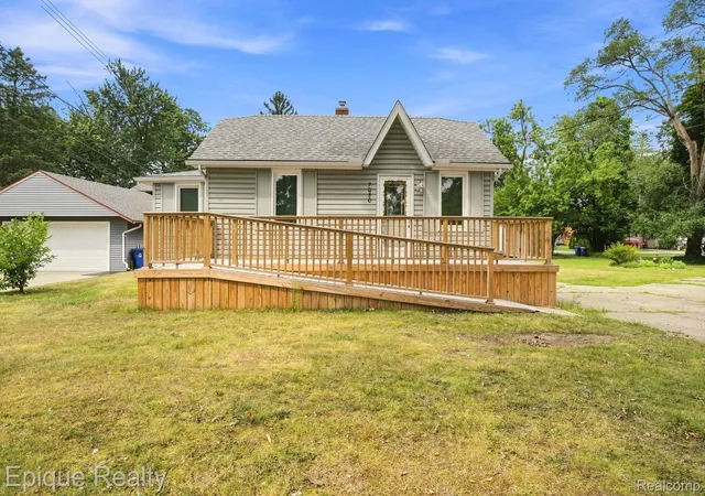 Photo 1 of Sale Pending at 7050 Williams Lake Rd, Waterford, MI 48329 | MLS# 20261063199 | Listing updated on 2026-08-19