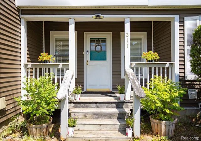 Photo 1 of Single Family Residence at 211 E Oregon St, Lapeer, MI 48446 | MLS# 20261063229 | | Sold on 2026-08-27