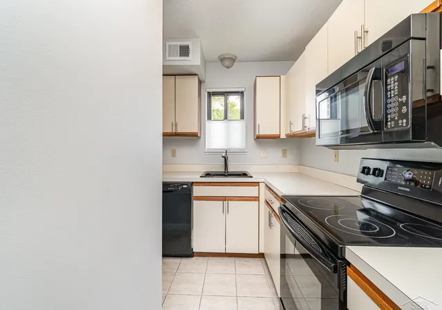Listing Photo 4 - Condo for sale in building located at 301 S Walnut St, Bay City, MI 48706