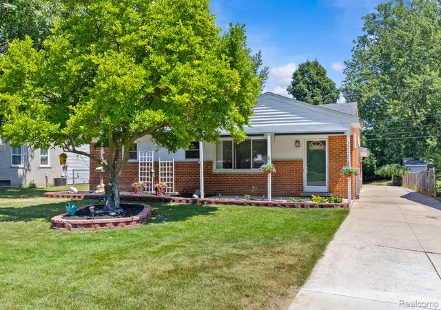 Photo 1 of Single family home for sale at 15922 Deering St, Livonia, MI 48154 | MLS# 20261063267 | Listing updated on 2026-09-06