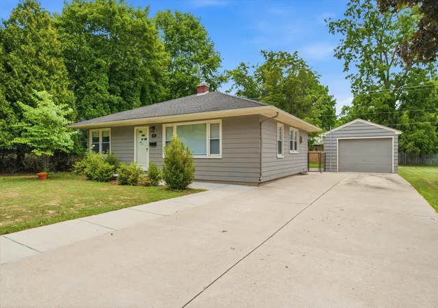 1st image of 563 W Middle St, Chelsea, MI 48118 | MLS# 81026041820