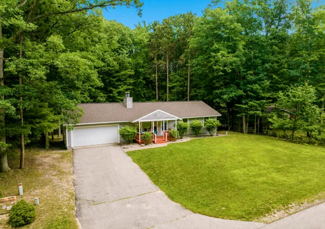 2nd image of 4270 Baywood Dr, Traverse City, MI 49686 | MLS# 65026041823