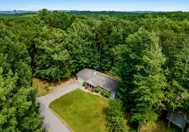 Photo 3 of Single family home for sale at 4270 Baywood Dr, Traverse City, MI 49686 | MLS# 65026041823 | Listing updated on 2026-09-09