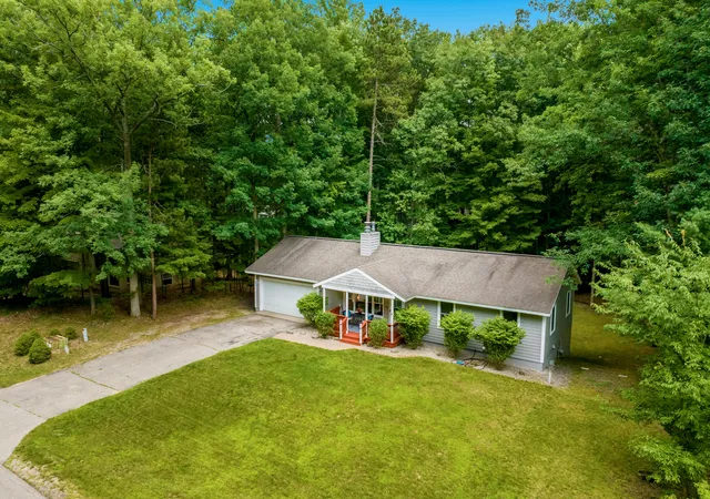 Photo 4 of Single family home for sale at 4270 Baywood Dr, Traverse City, MI 49686 | MLS# 65026041823 | Listing updated on 2026-09-09