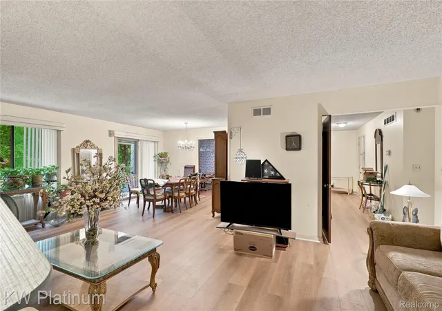 Listing Photo 4 - Condo for sale in building located at 29990 Wildbrook Dr, Southfield, MI 48034 - Unit #203