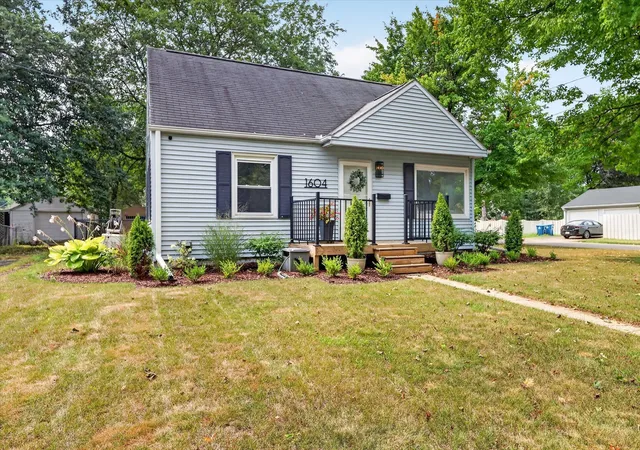 Photo 3 of Single family home for sale at 1604 Roseland Ave, Kalamazoo, MI 49001 | MLS# 64026041830 | Listing updated on 2026-09-09