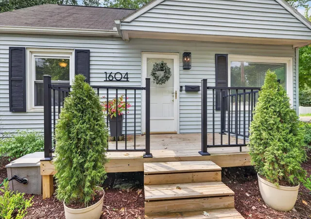 Photo 4 of Single family home for sale at 1604 Roseland Ave, Kalamazoo, MI 49001 | MLS# 64026041830 | Listing updated on 2026-09-09