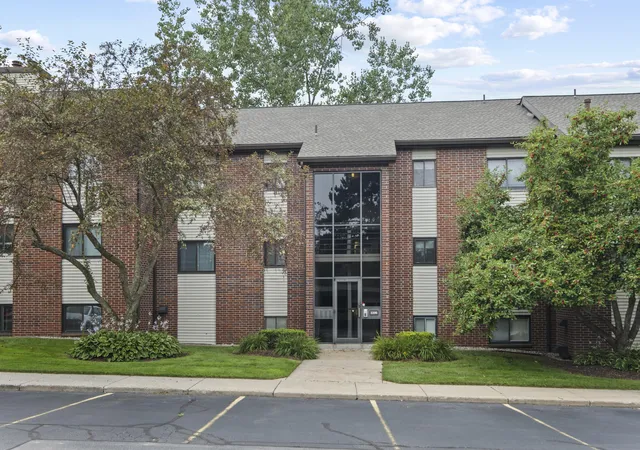 Listing Photo 2 - Condo for sale in building located at 3396 Devonwood Hls Ne, Kent, MI 49525 - Unit #C