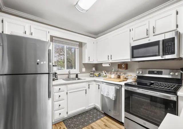 Listing Photo 5 - Condo for sale in building located at 3396 Devonwood Hls Ne, Kent, MI 49525 - Unit #C