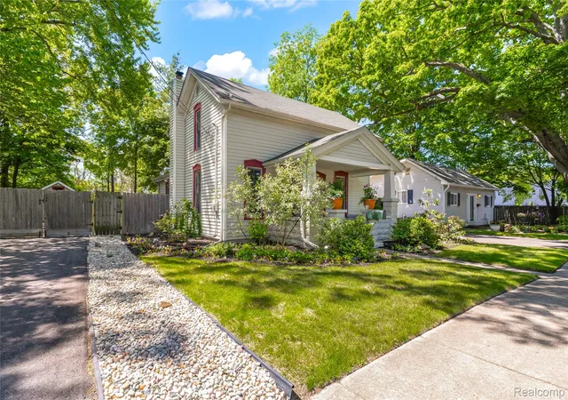 Photo 3 of Single family home for sale at 406 E Sherman St, Holly, MI 48442 | MLS# 20261063317 | Listing updated on 2026-09-15