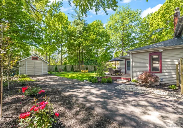 Photo 3 of Single family home for sale at 406 E Sherman St, Holly, MI 48442 | MLS# 20261063317 | Listing updated on 2026-09-15
