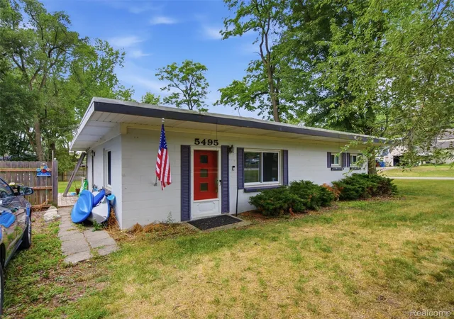 Photo 1 of Single family home for sale at 5495 Savoy Dr, Waterford, MI 48327 | MLS# 20261063324 | Listing updated on 2026-08-15