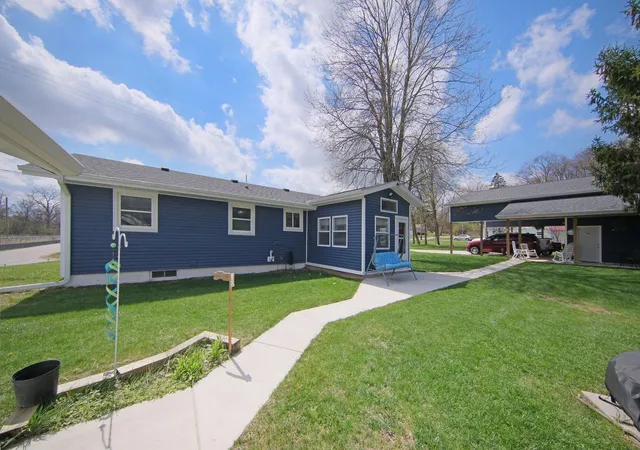 Photo 3 of Single family home for sale at 302 Hillsdale St, Jackson, MI 49202 | MLS# 81026041840 | Listing updated on 2026-08-17