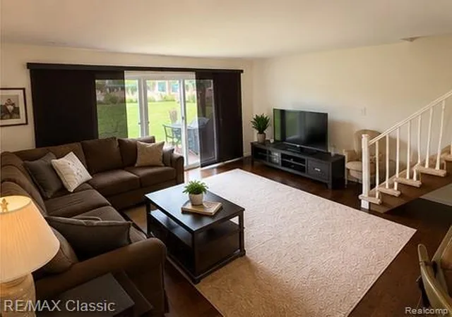 3rd image of 848 N Main St, Milford, MI 48381
