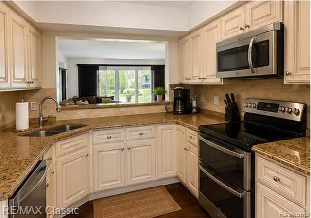 4th image of 848 N Main St, Milford, MI 48381