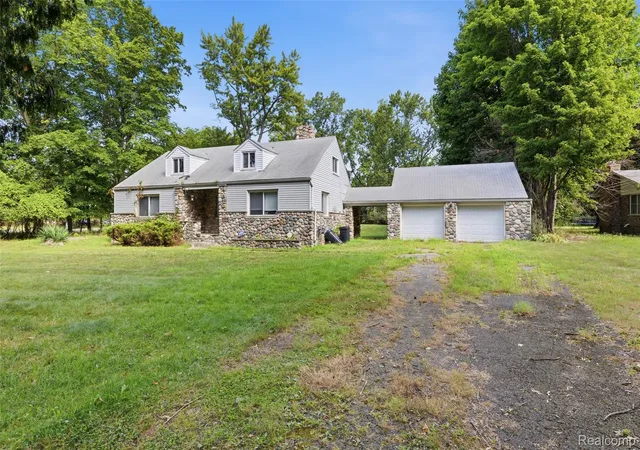 Photo 2 of Single family home for sale at 25774 Forestview Dr, Southfield, MI 48033 | MLS# 20261063402 | Listing updated on 2026-09-10