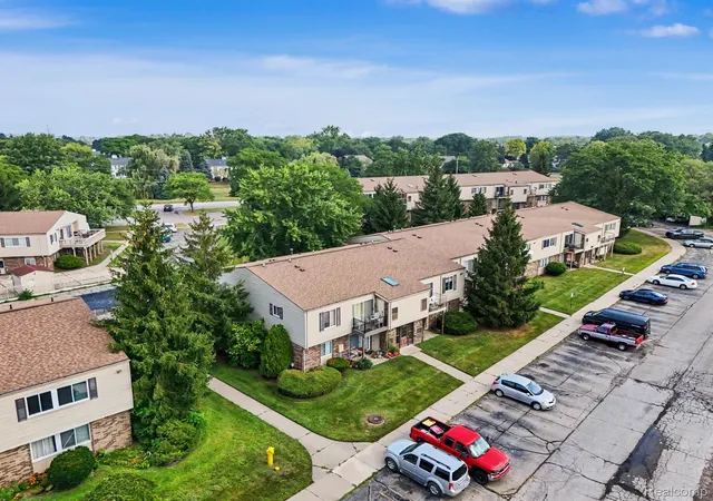 Listing Photo 4 - Condo for sale in building located at 38220 Fairway Ct, Clinton Township, MI 48038