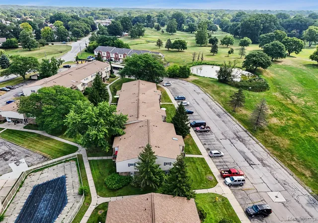 Listing Photo 5 - Condo for sale in building located at 38220 Fairway Ct, Clinton Township, MI 48038