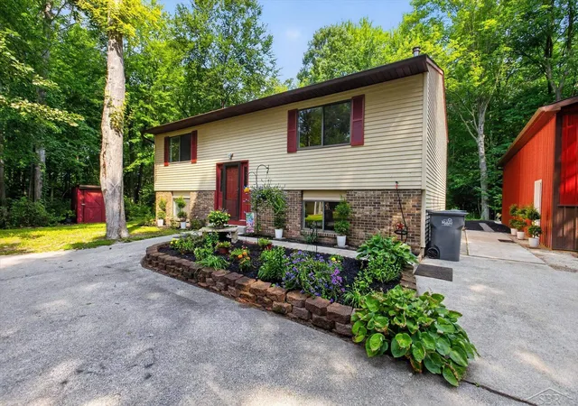 1st image of 5016 Airport Rd, Midland, MI 48642 | MLS# 61050218086