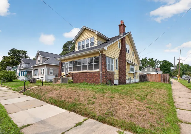 Photo 3 of Single family home for sale at 841 Adams St Se, Grand Rapids, MI 49507 | MLS# 65026041866 | Listing updated on 2026-09-29