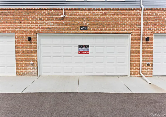 Listing Photo 2 - Condo for sale in building located at 4837 Lismore Ln, Troy, MI 48085 - Unit #